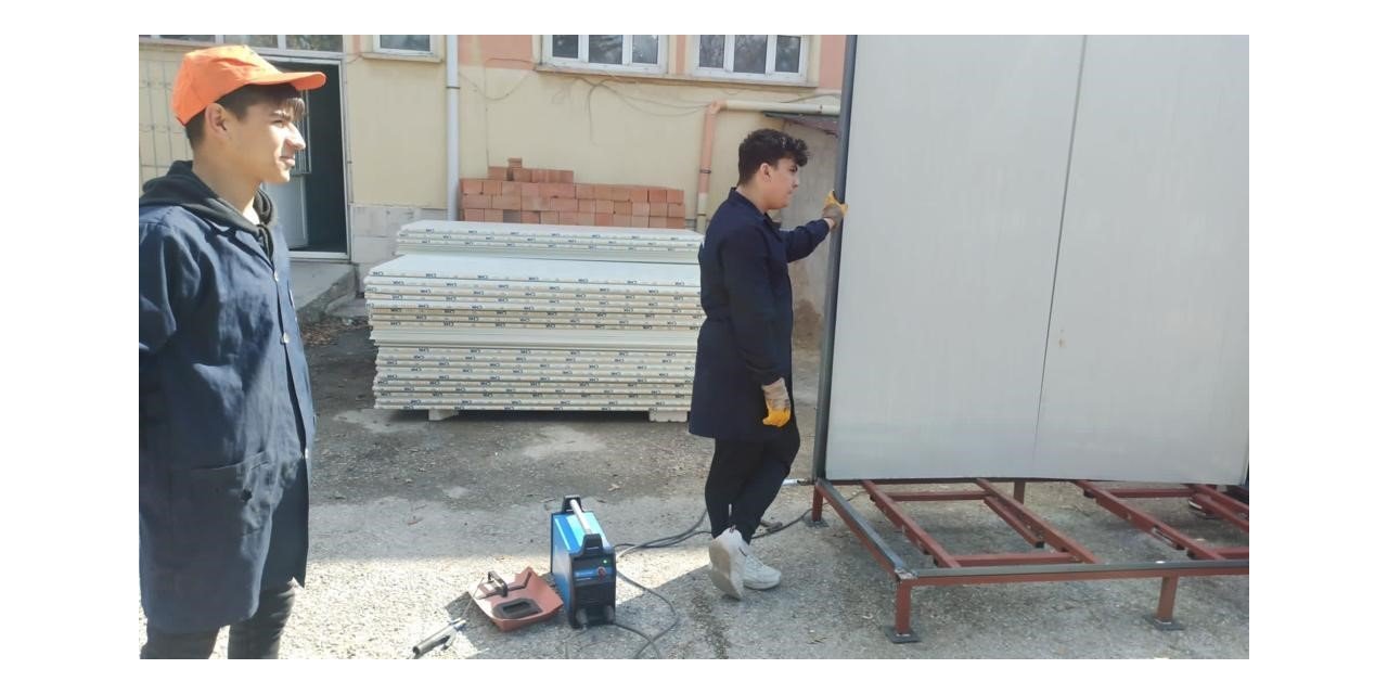 Öğrenci ve öğretmenler afet bölgesine yaptıkları 48 adet seyyar tuvalet ve duşu gönderdiler