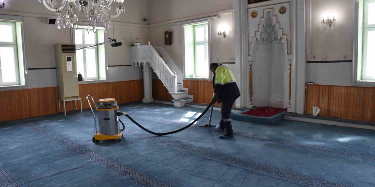 Menemen’de Ramazan öncesi camilerin temizliği hızlandı
