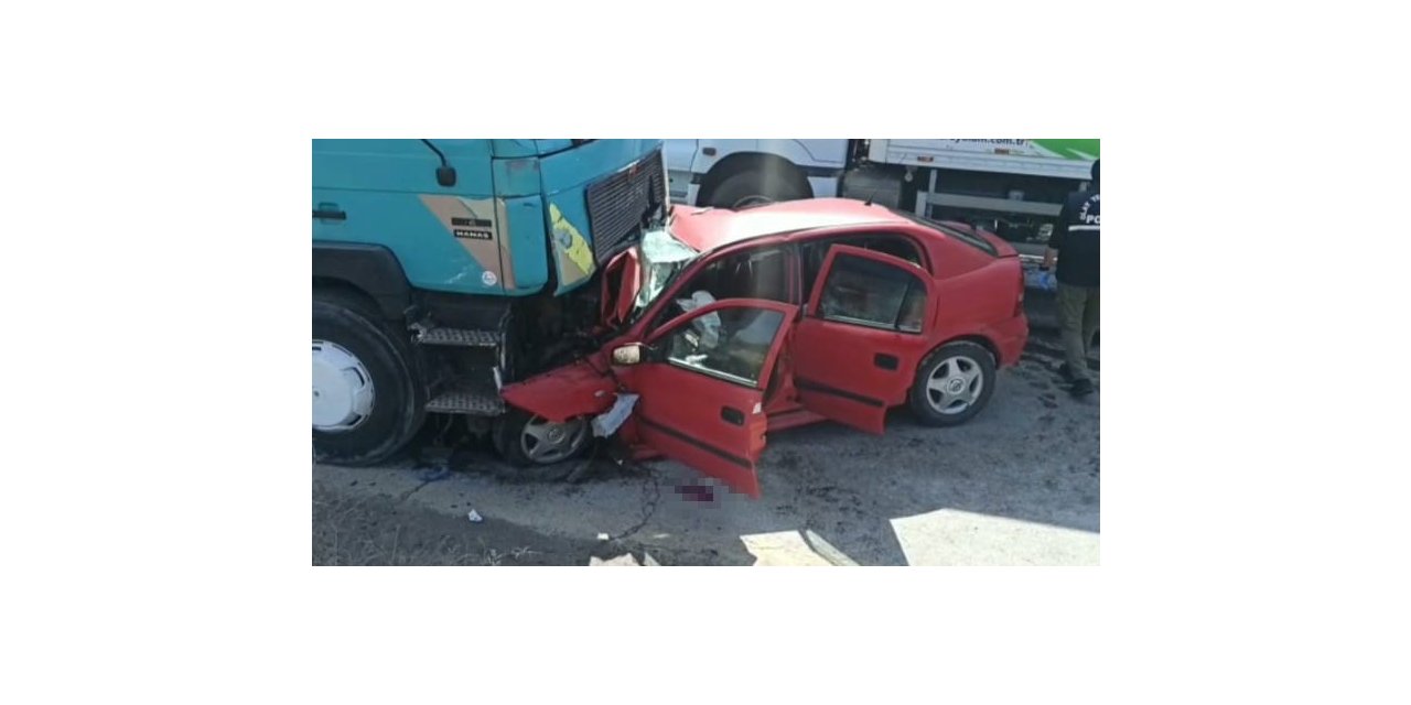 Otomobilin tırın altında kaldığı feci kazada 1 kişi hayatını kaybetti