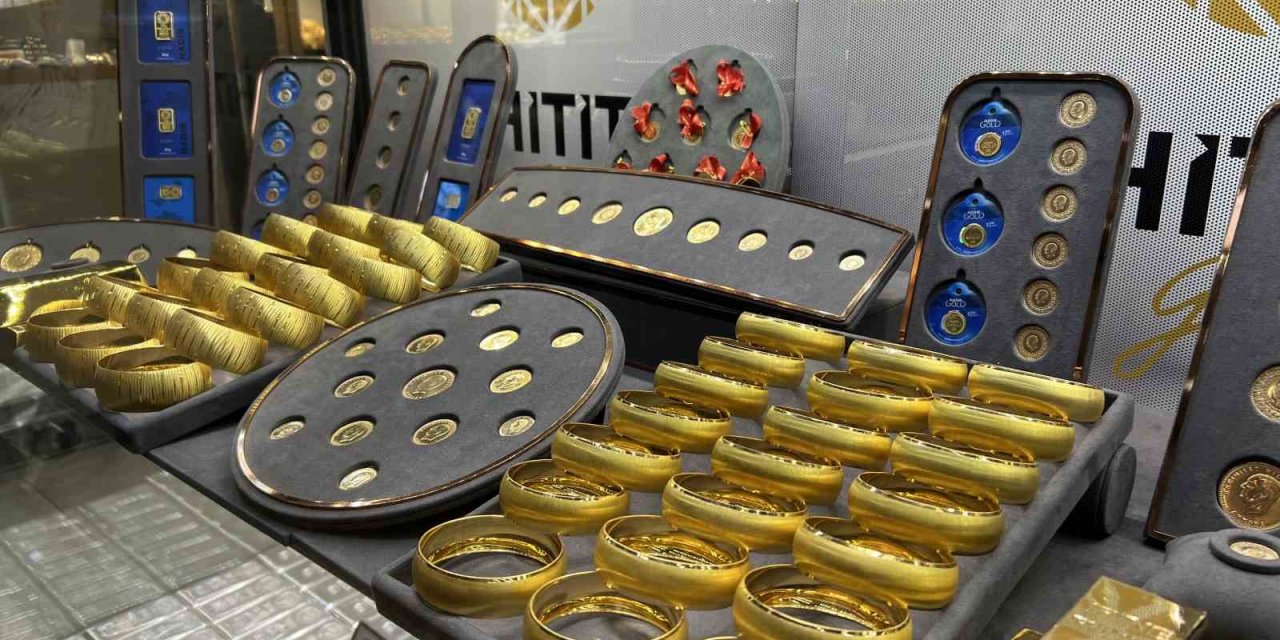 Altın rekor tazeledi, ons altın 2 bin doların üzerine yükseldi