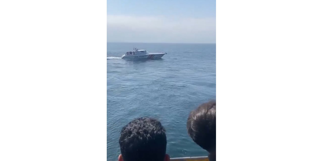 Marmara Denizi’nde feribottan atlayan yolcuyu Sahil Güvenlik kurtardı