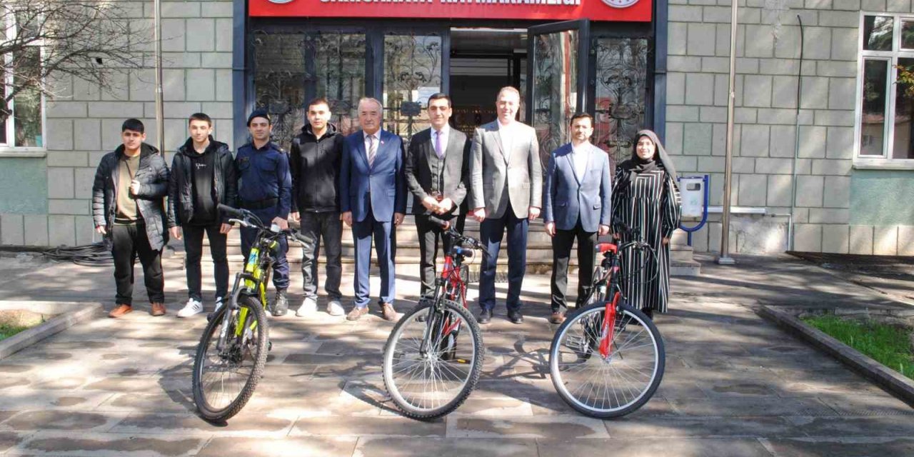 Başarılı öğrencilere bisiklet hediye edildi