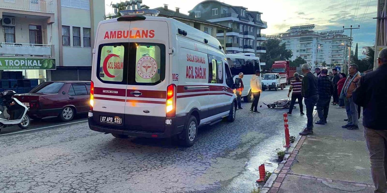 Alkollü motosiklet sürücüsü minibüsün aynasına takıldı