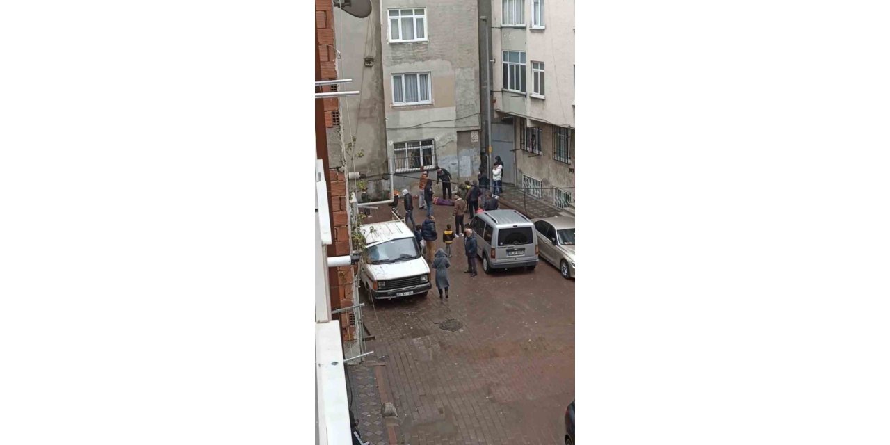 Zeytinburnu’nda dördüncü kattan düşen kadın hayatını kaybetti