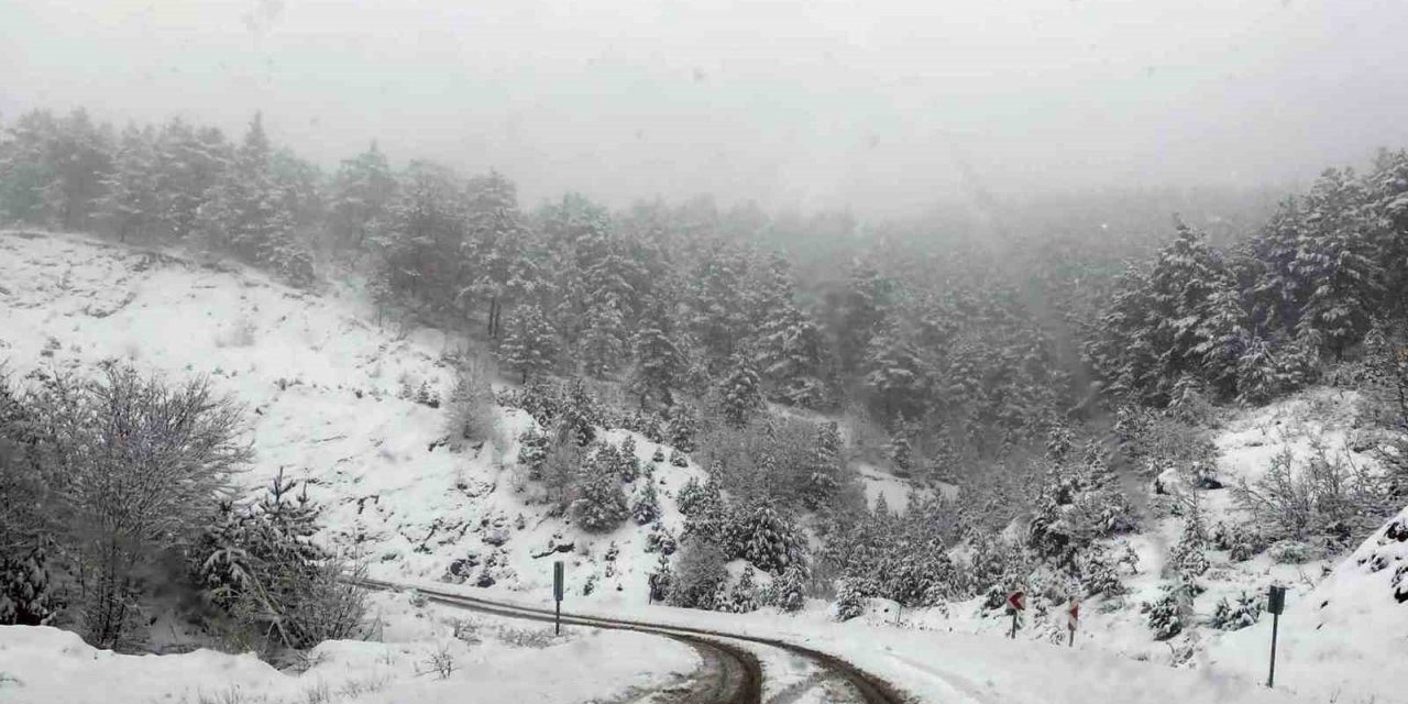 Gümüşhane’nin yükseklerinde kar yağışı etkili oluyor