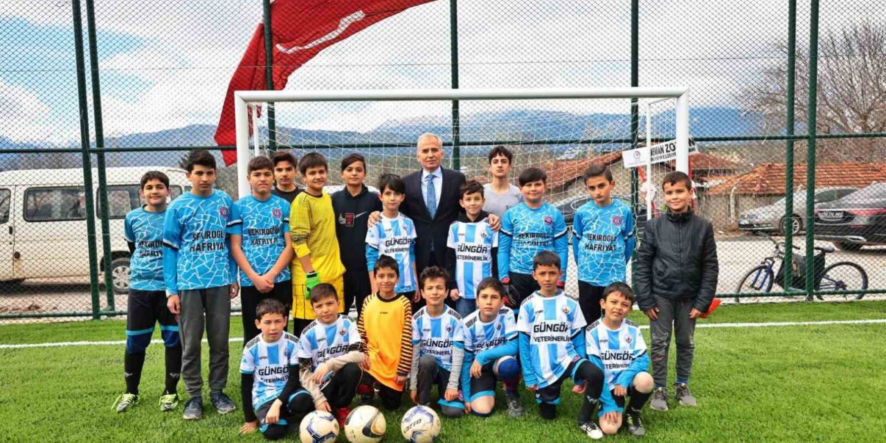 Başkan Zolan çocuklarla futbol oynadı