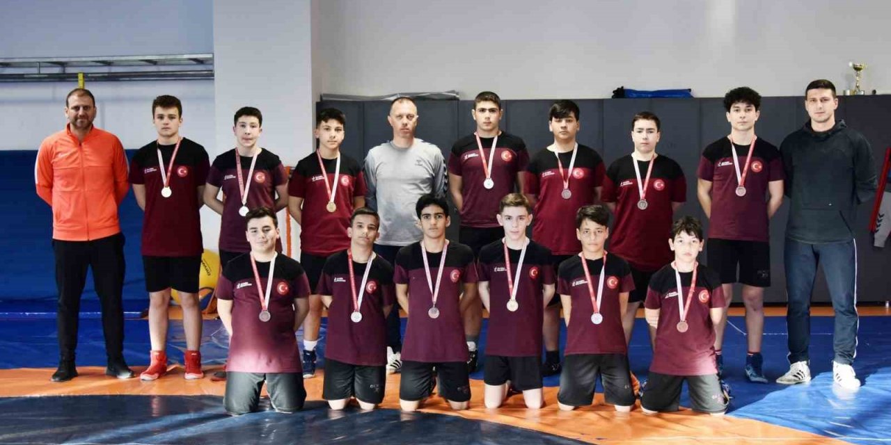 Aliağalı güreşçilerden 14 madalya birden