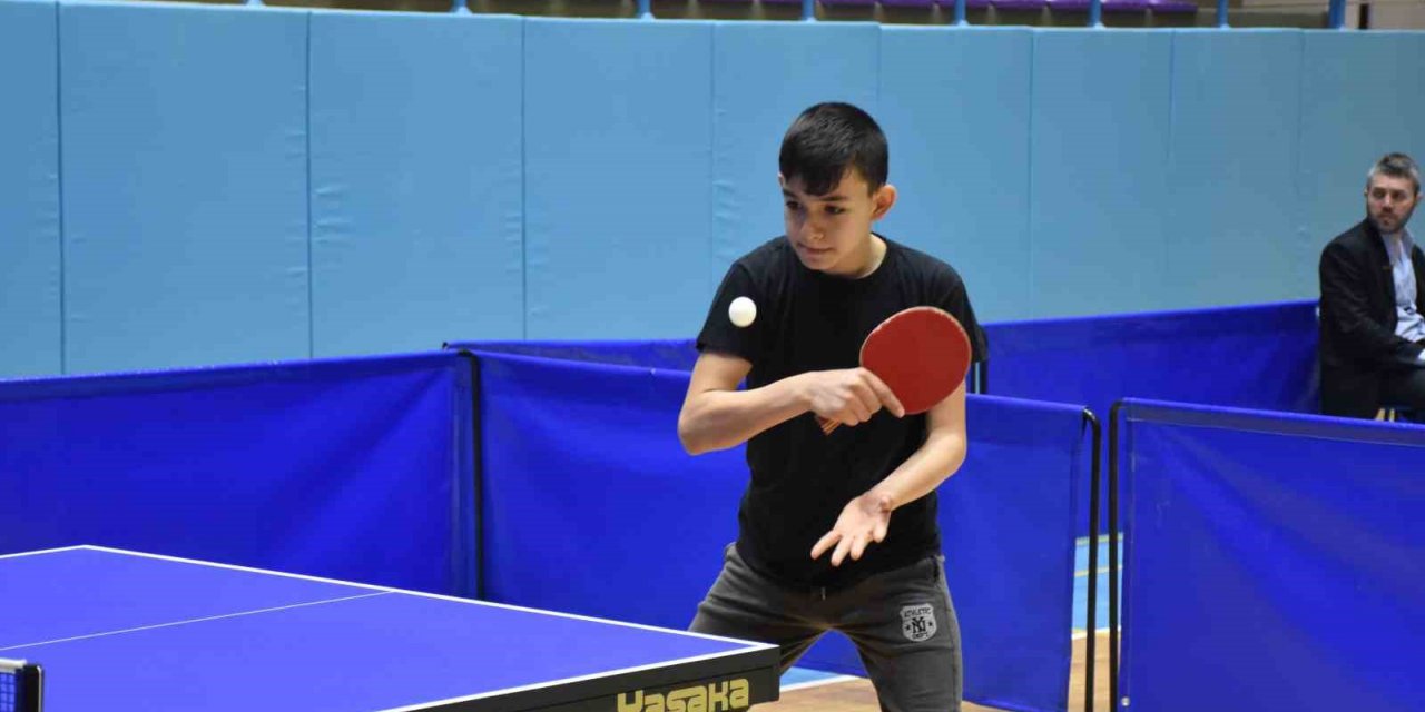 Afyonkarahisar’da masa tenisi birincileri ödüllerini aldı