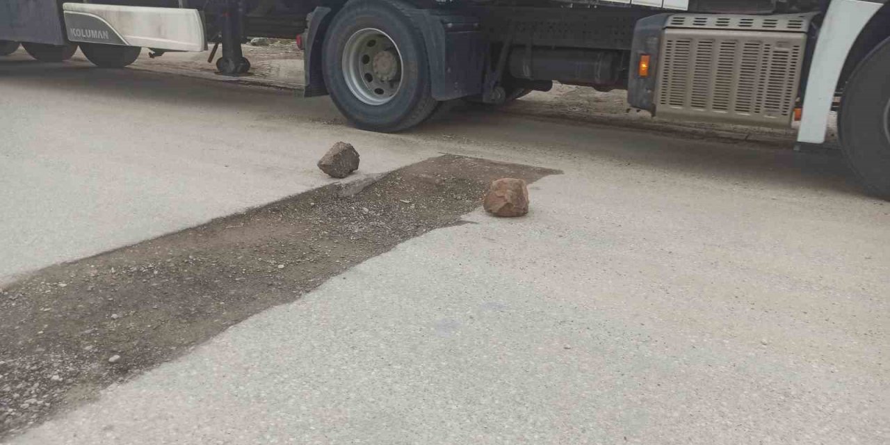 Bozuk yola ‘taşlı’ önlem şaşırttı