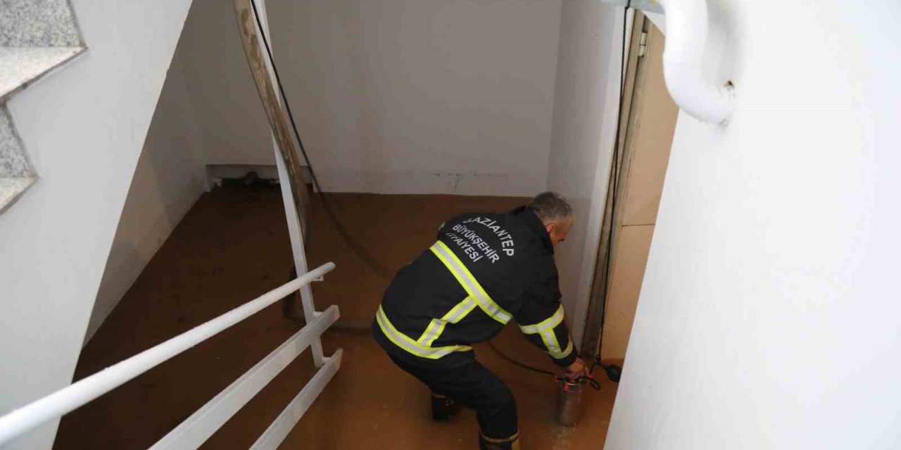 Büyükşehir, su baskınına anında müdahale etti