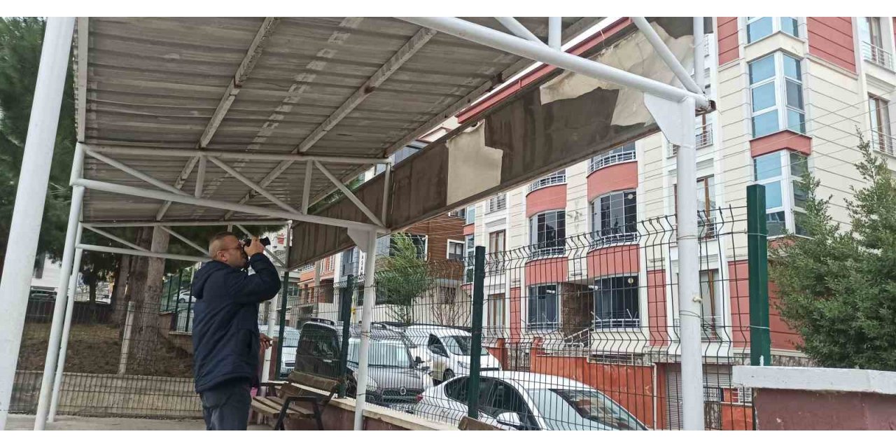 Sundurmadan düşen parça tehlike saçtı