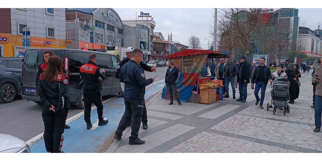 Cadde ortasında bıçaklandı