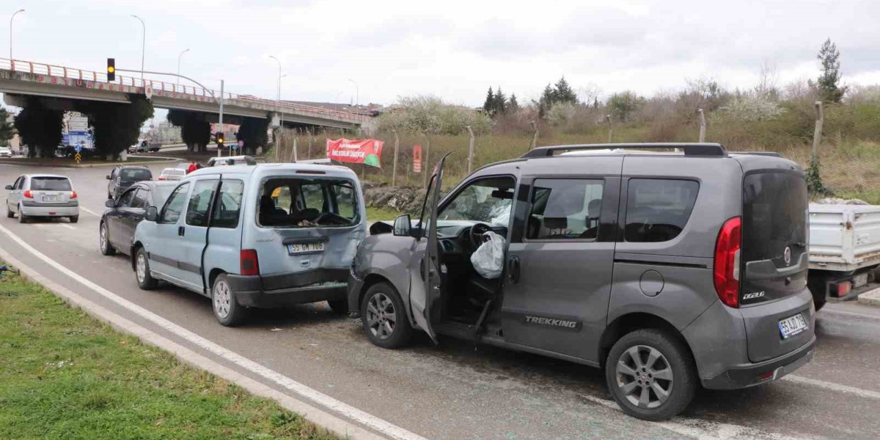 4 aracın karıştığı zincirleme trafik kazası: 2 yaralı