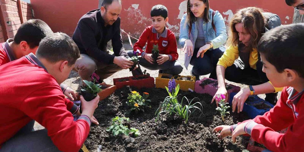 Okulun bahçesi miniklerin elleriyle renklendi