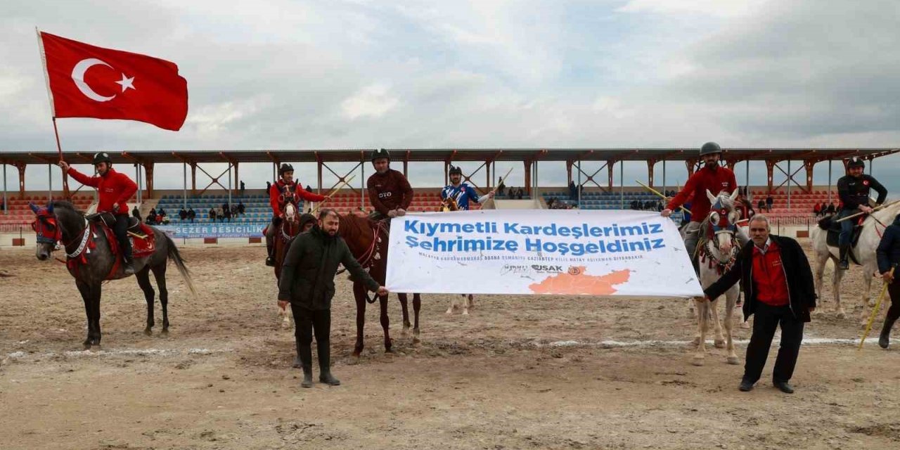 Depremzedeler için cirit gösterisi düzenlendi