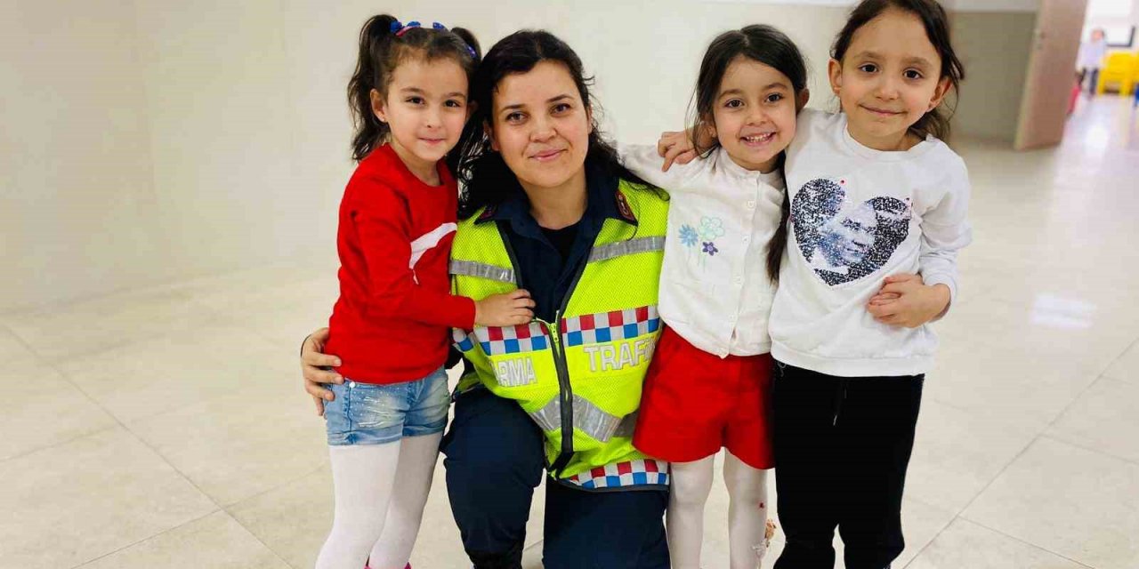 Jandarmadan anaokulu öğrencilerine trafik eğitimi
