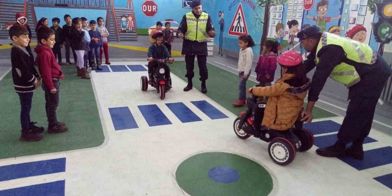 Jandarmadan öğrencilere trafik eğitimi