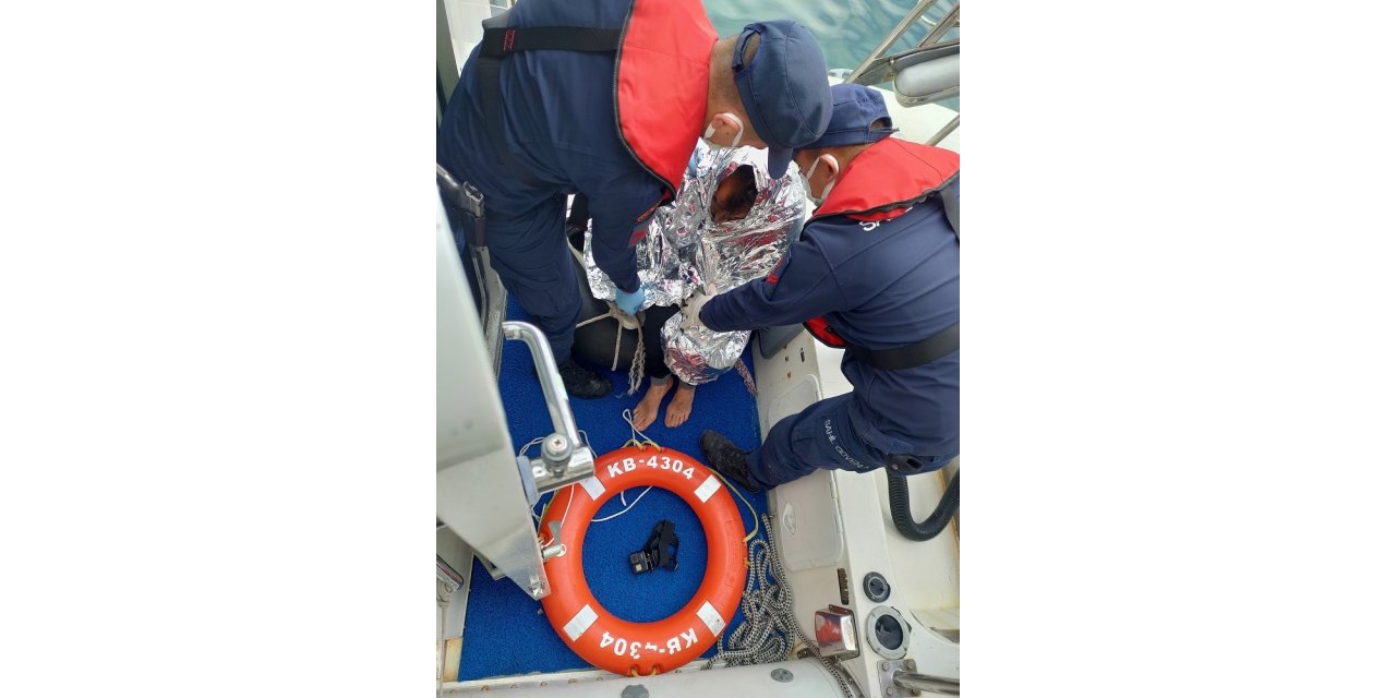 Midilli Adası’na yüzerek geçmek isteyen göçmen Sahil Güvenlik ekiplerince kurtarıldı
