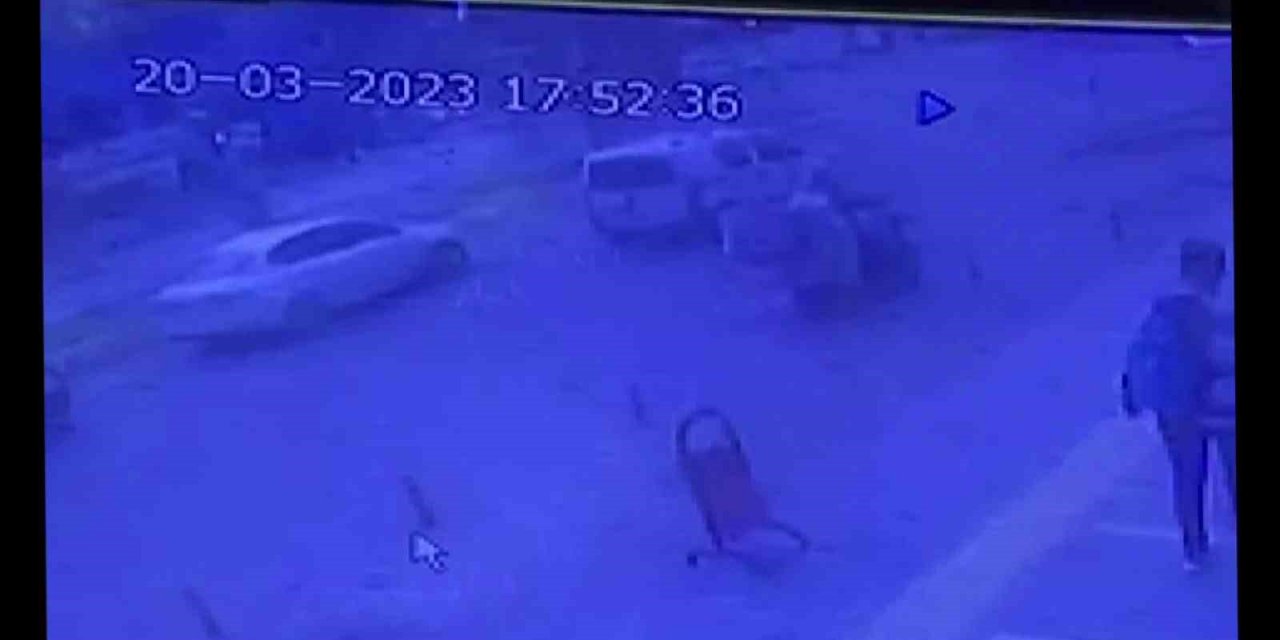 Kırmızı ışıkta bekleyen araca silahlı saldırının görüntüleri ortaya çıktı