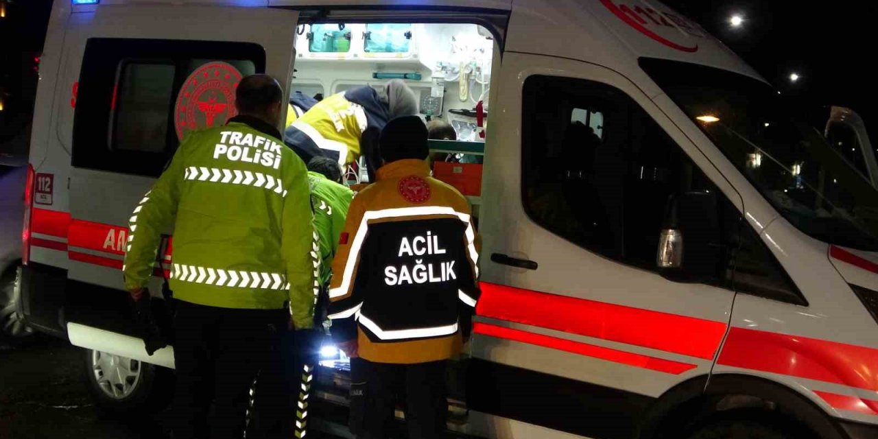 Elazığ’da hafif ticari araç ile otomobil çarpıştı: 5 yaralı