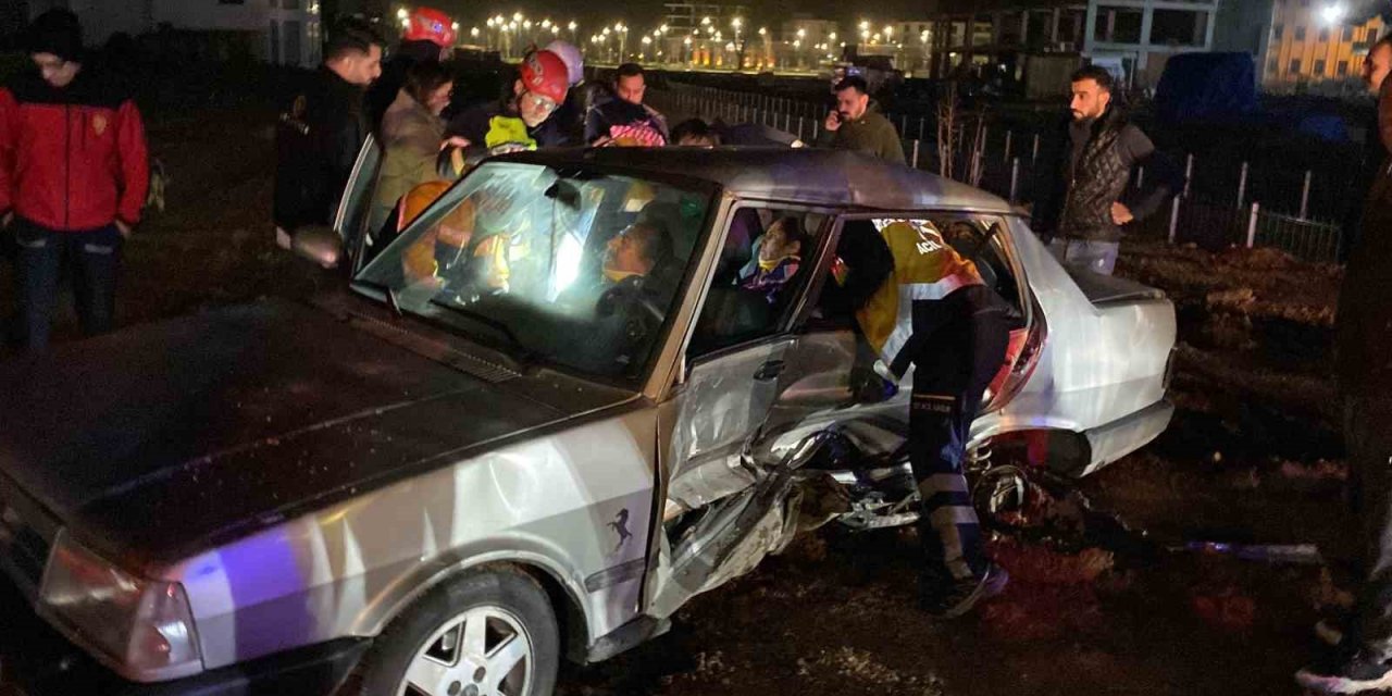 Evinin kapısını açtığı depremzedelerin kullandığı otomobille çarpıştı
