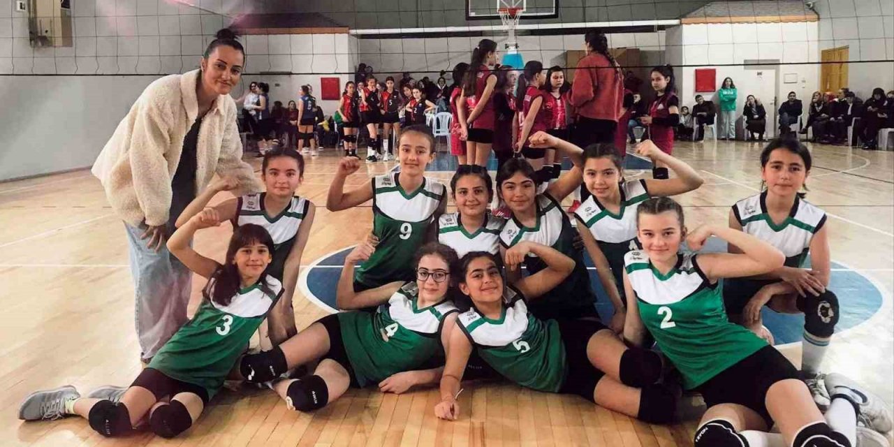 Altınovalı Minik voleybolcular, namağlup şampiyon