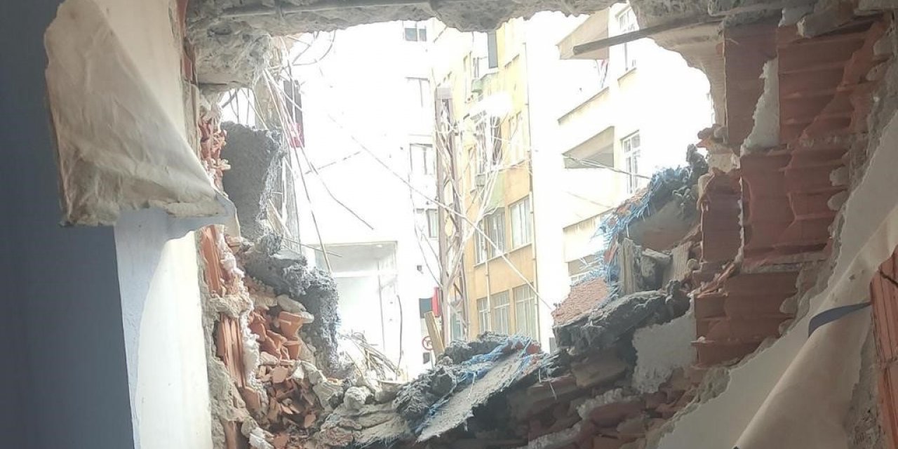 Beylikdüzü’nde yıkım sırasında yan binanın duvarı yıkıldı