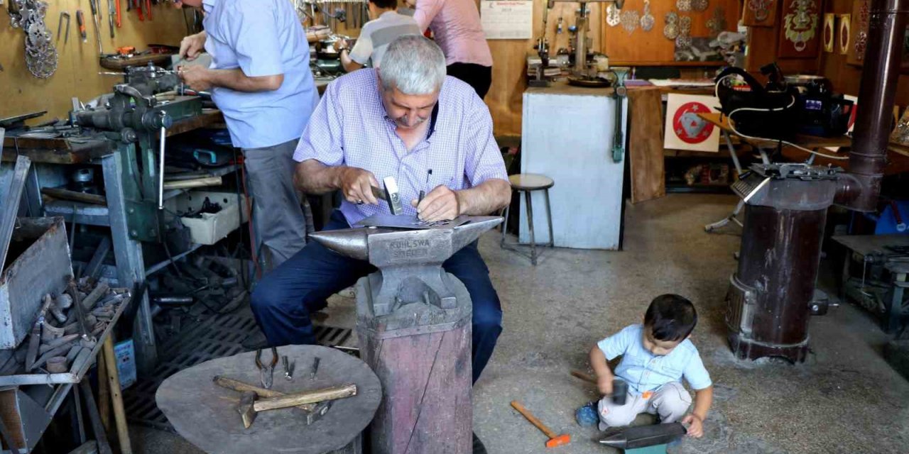 Kemaliye’de kapı tokmaklarının sırları