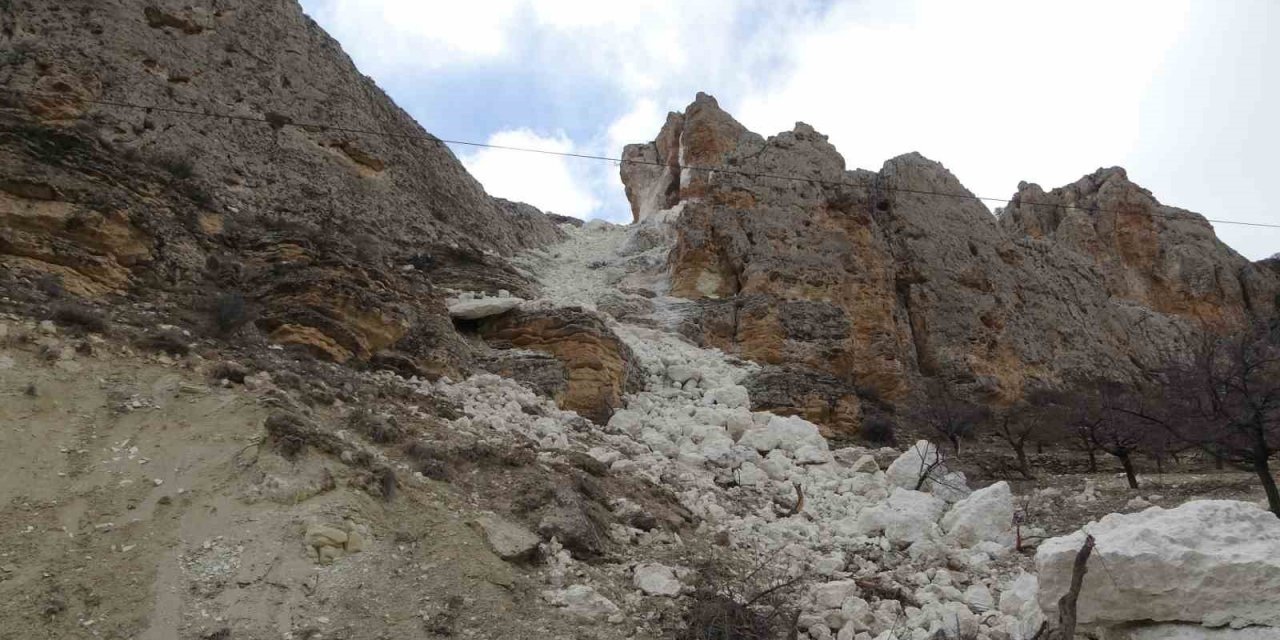 Depremzedeler dehşet anlarını anlattı:  “Böyle bir şey görmedik, dağlar bölük bölük bölündü”