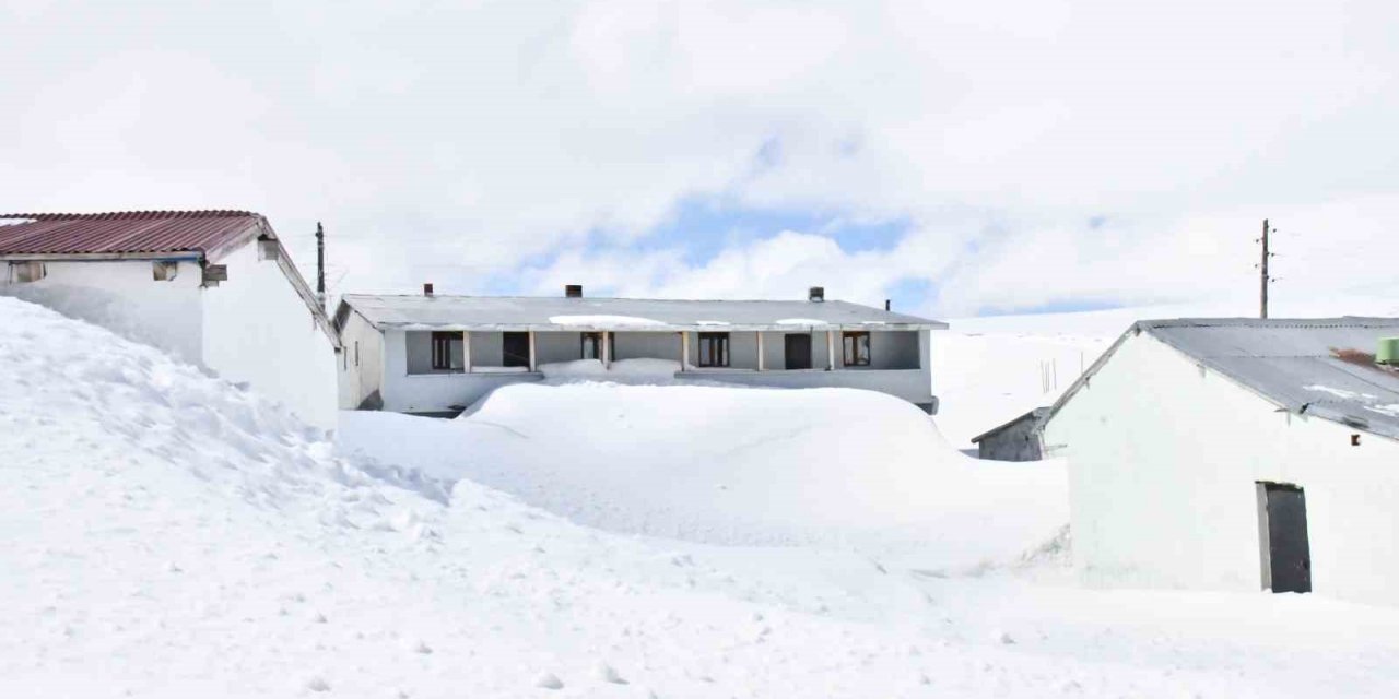 Bülbülan Yaylası kardan kayboldu