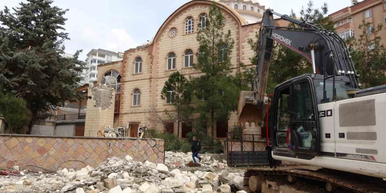 Depremde zarar gören minare yıkıldı