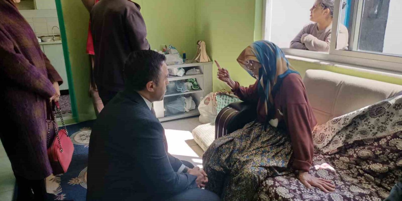 Asırlık çınarları yalnız bırakmayan Müdür Turan, yaşlılara Türk bayrağı hediye etti