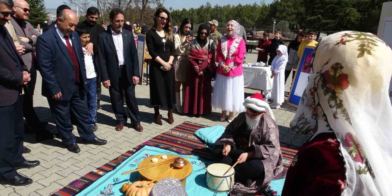 Roman kahramanlarına renkli anma