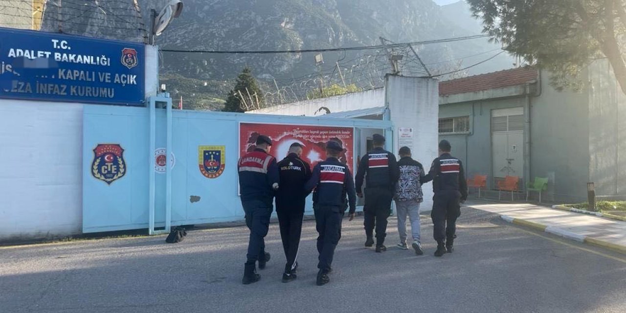 Manisa jandarması aranan 10 şahsı yakaladı