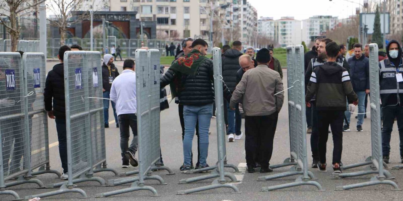 Diyarbakır’da Nevruz kutlaması geniş güvenlik önlemi içinde başladı