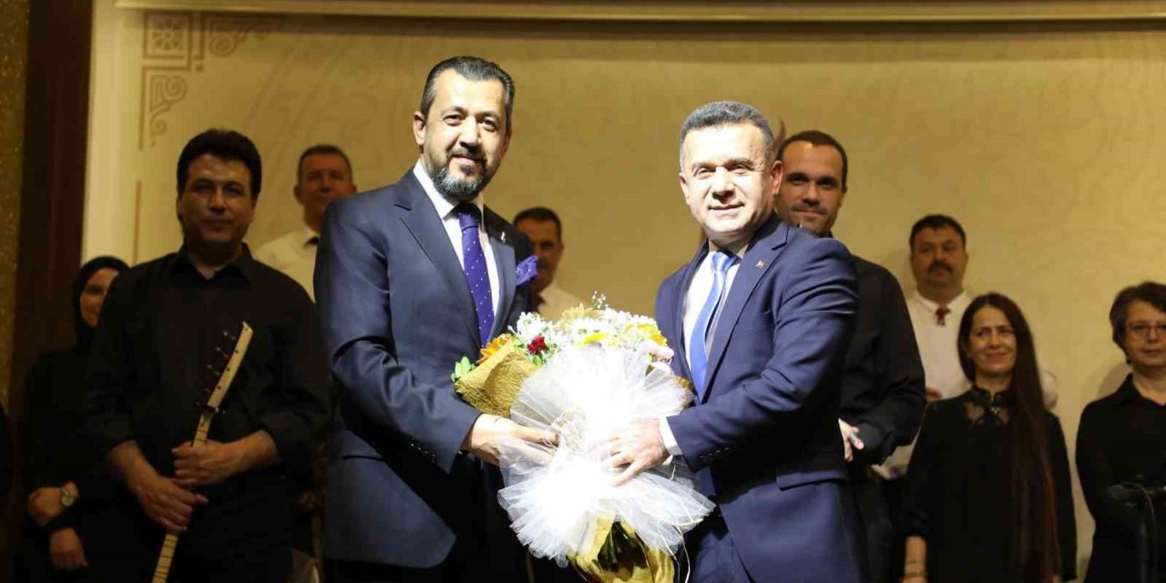 Şehzadeler Belediyesi Korosu, şehitler için sahne aldı