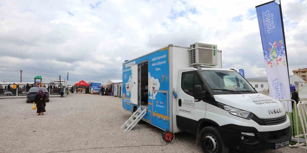 Ağız ve diş sağlığı aracı depremzedelere hizmet veriyor