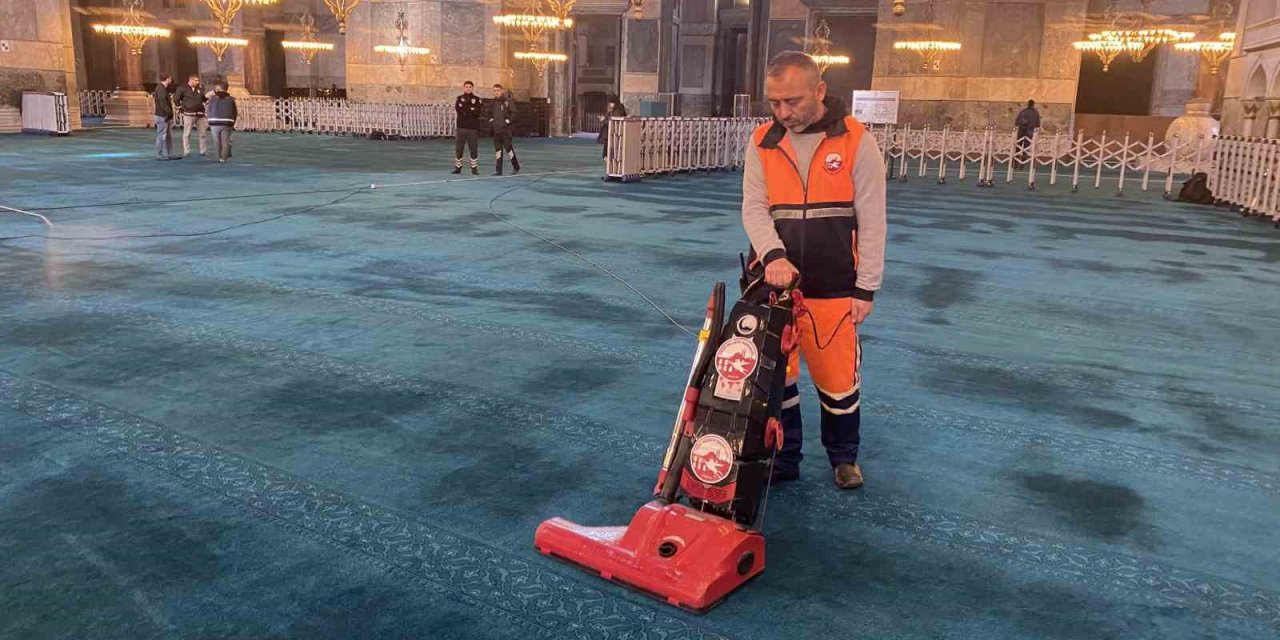 Ayasofya Cami Ramazan ayı öncesi gül suyu ile yıkandı