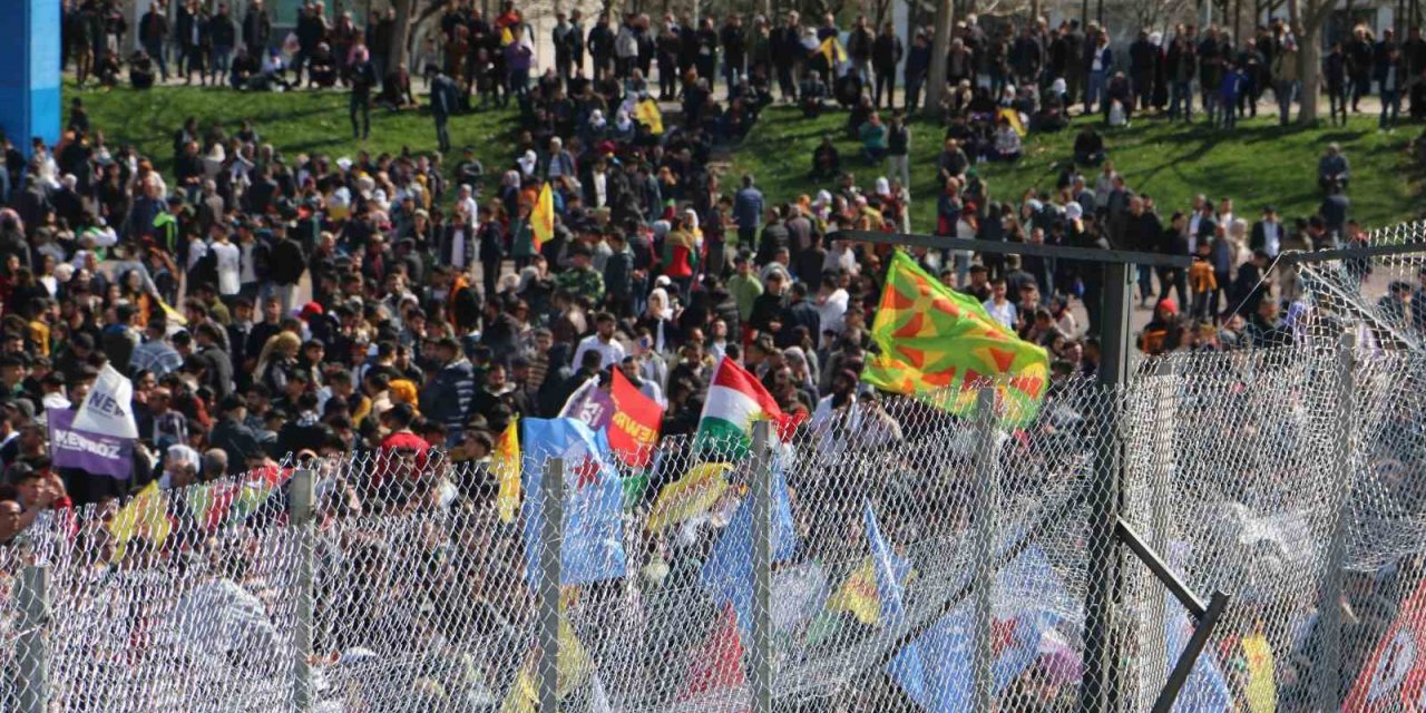 Diyarbakır’da Nevruz kutlamasında terör paçavrası açıp slogan atıldı