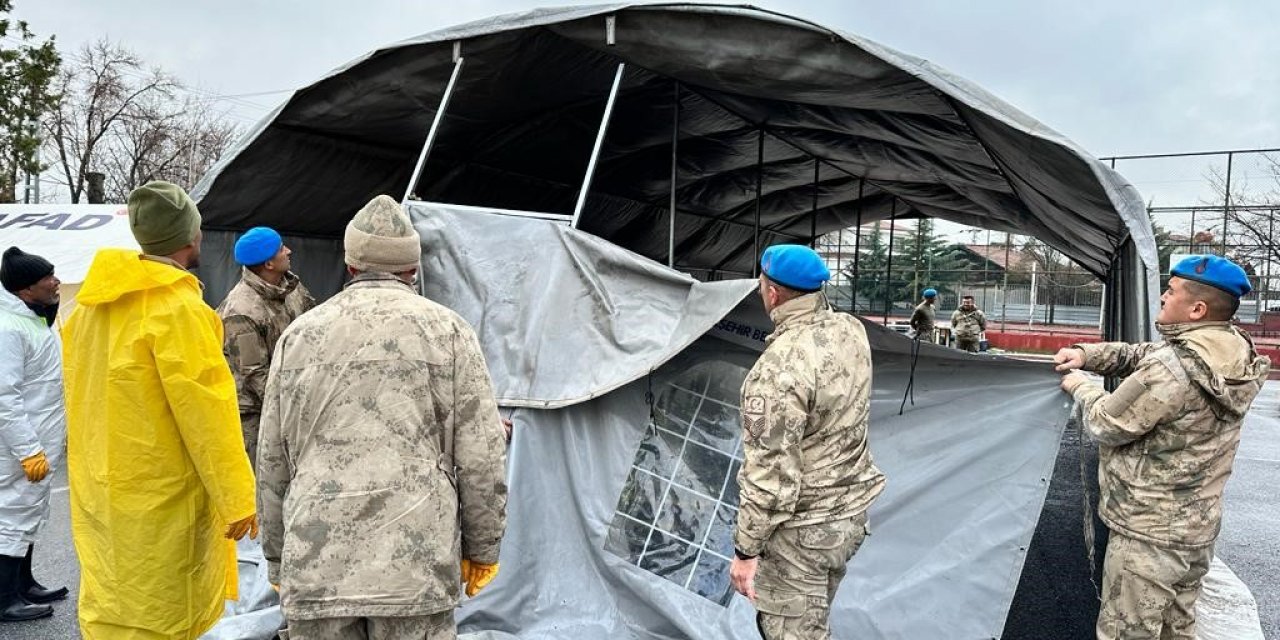 Van jandarmasının deprem bölgesindeki çalışması devam ediyor