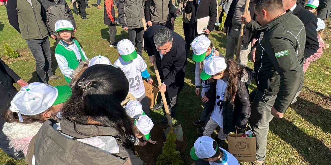 Fidanlar deprem şehitleri için toprakla buluşturuldu