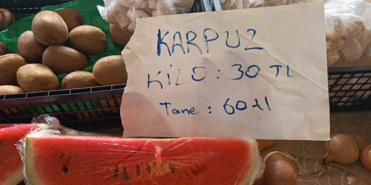 Tezgahlarda yerini alan karpuzun dilimi 60 liradan satılıyor