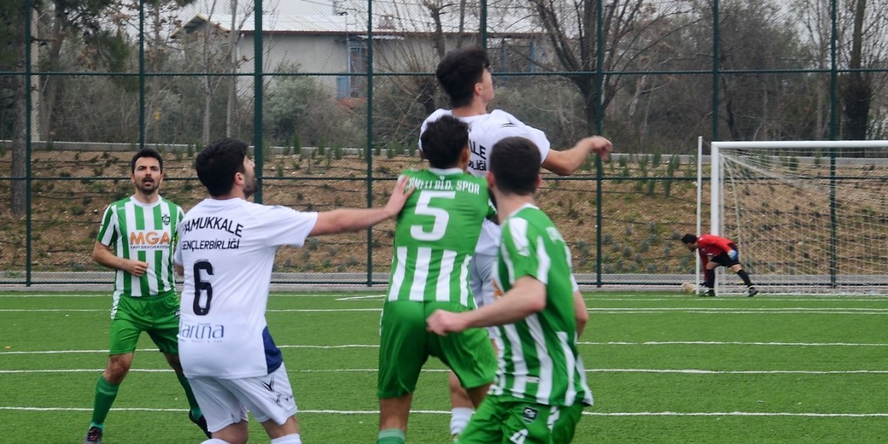 Hakem çift sarı kart gösterdiği futbolcuyu sahada unuttu