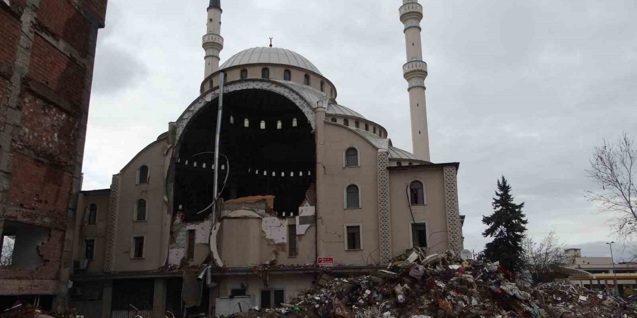 Depremde hasar alan camiyi gören bir daha bakıyor