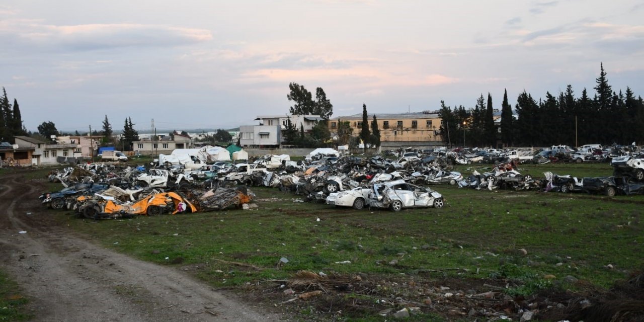 Depremde enkazda kalan araçlar tanınmaz hale geldi