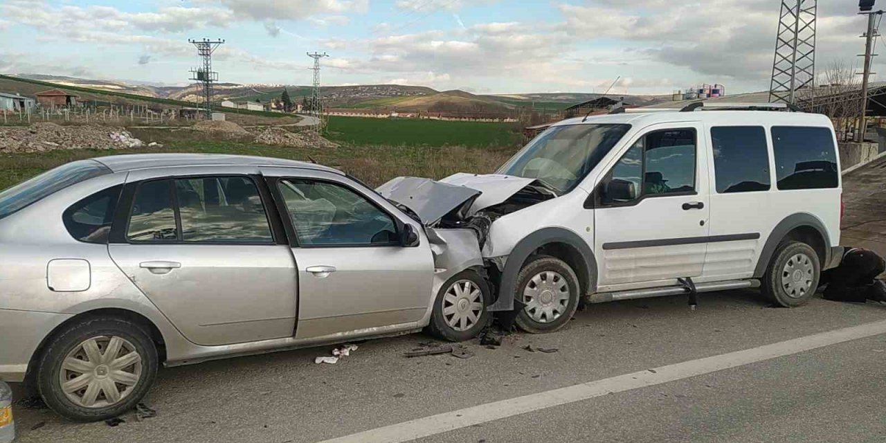 Hafif ticari araç ile otomobil çarpıştı: 5 yaralı