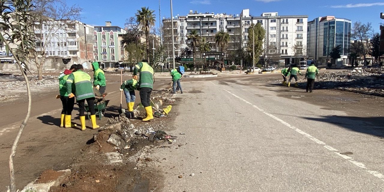 Kaldırımlarda ince temizlik yapılıyor