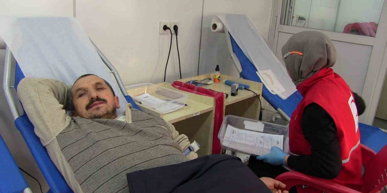 Kan bağışı için Kızılay’a akın ettiler