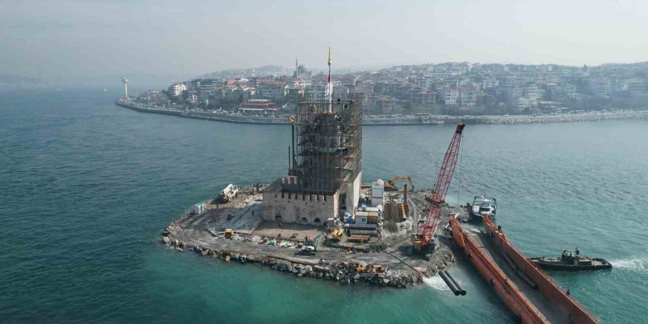 Kız Kulesi’nin restorasyon öncesi fotoğraflarında, betonda deniz kumu ve midye kabuğu ortaya çıktı
