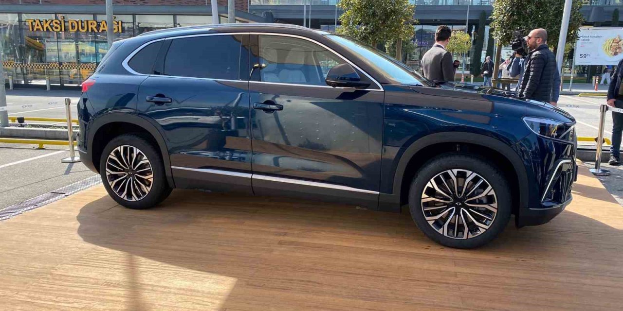 Türkiye’nin yerli otomobili TOGG’a Ümraniye’de vatandaşlardan yoğun ilgi